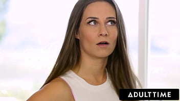 İhmal Edilen Sevgili Cassidy Klein, Kocasını Aldatıp Onun Sikiş Kankasının Kocaman Yarrağıyla Genişleyen Anal Deneyimini Yaşıyor!