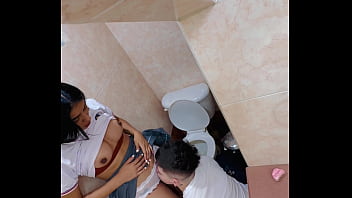 Öğrenciler Okul Tuvaletinde Sertçe Sevişirken Yakalandı, Ağzına Boşalma Anı (İnanilmaz AmatÖr Vİdeo)
