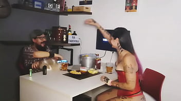 Dino Sauro’nun Sikiş Makinesi Black Amy’yle Ateşli Röportajı: Tavernada Doludizgin Sohbet