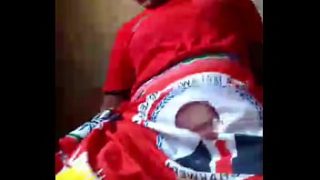 Afrikalı Ateşli Anne üniformayla Amını Sergiliyor