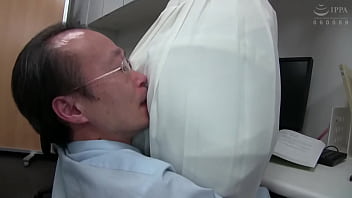 Ofiste çoraplı Japon Kadının Seksi Görüntüsü