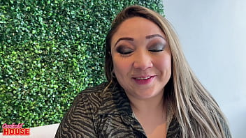 Bu Evli şişko Karı, Kocasının Başka Erkeklere Sunduğu Lezzetli Bir Yemek