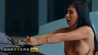 Valerie Kay Ve Sean Lawless’ten: Bekârı Avlamak İçin Top Sallama Şovu
