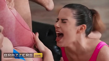 Keira Croft Ve Chanel Camryn’in Yoga Seansı Mick Blue Ile Islak Fışkırtma Şölenine Dönüşüyor