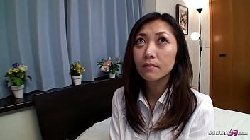 Olgun Japon Üvey Anne Yatakta Baştan Çıkarıp İçine Boşalma Sahnesiyle Dolu Yasak Seks
