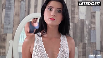 Rus Fahişe Nicole Black’ın Daracık Göt Deliği Kel Koca Sikli Adam Tarafından Zorla Genişletiliyor