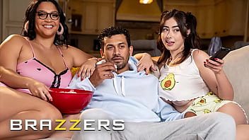 Ashlyn Peaks Ve Chloe Surreal, Ateşli Üçlü Çılgınlık İçin Sevgililerini Sinema Gecesine Davet Ediyor