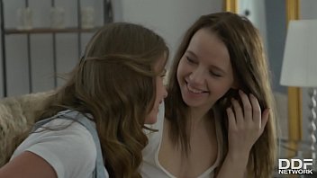 Ateşli Genç Çift Olivia Grace Ve Jacqueline Birbirlerinin Tatlı Amlarını Yalıyor