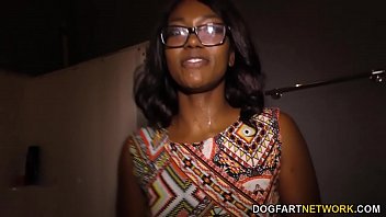 Siyah Tenli Skyler Nicole, Devasa Yarakla Ilk Kez şansını Glori Deliğinde Deniyor