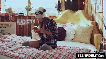 Üvey Babadan Şaşırtmalı İçine Boşalma: Shyla Ryder’ın Amına Döllenme