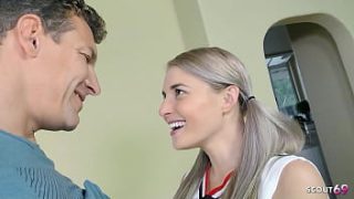 Esnek Sarışın Küçük Memeli Genç Amcık, üvey Babasının Sert Sikişiyle Yüzüne Boşalan Döllere Hazırlanıyor