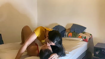 Geceye Doyumsuz Bir Lezbiyen şöleni: 69 Pozisyonunda Yüz Oturma Zevki