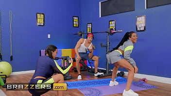 Brazzers – En Seksi Pornstarların Terli Terli İşlerini Yaparken Çılgın Egzersizlerini İzleyerek Pompalamanı Yap