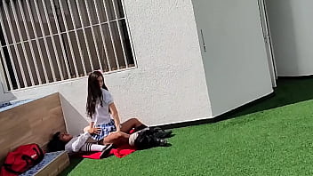 Genç Okul çocukları Okul Terasında Sevişirken Güvenlik Kamerasına Yakalandılar.