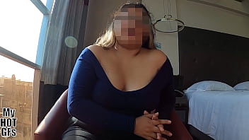 Şişko Azgın Kız Prezervatifi çıkarıyor çünkü çıplakken Daha Zevkli Olduğunu Söylüyor.