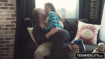 Holly Hendrix’in Sıcak Deliğinden Boşalma İle Dolan Anal Macerası
