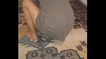 Olgun Türk Kadını Seksi Tül çoraplarıyla Halı Siliyor Ve Yatak Odasında Ateşli Anlar Yaşıyor